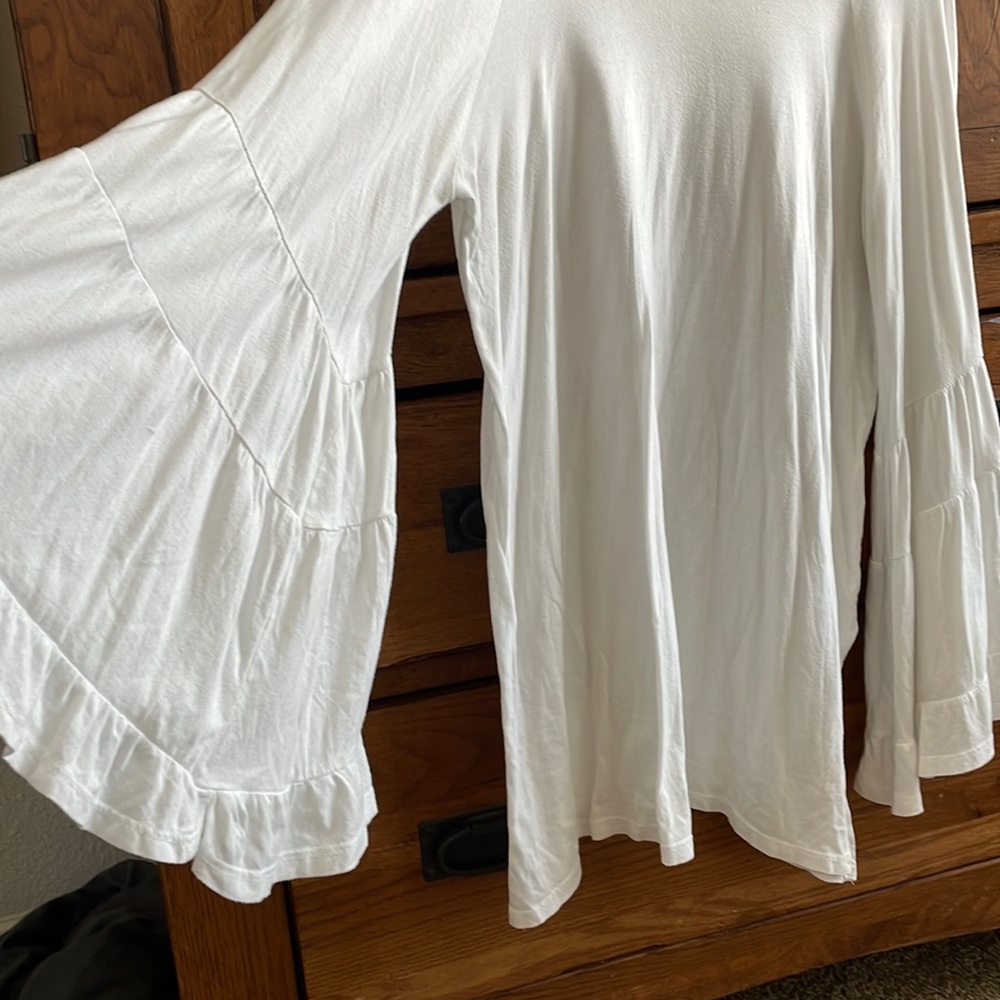 White fancy sleeve t shirt.